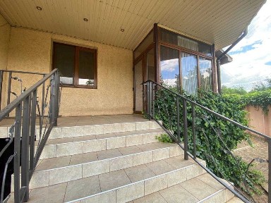 Продажа дома с бассейном и солнечными панелями рядом с парком!
