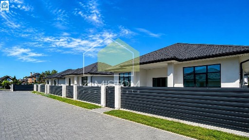 Терміновий продаж будинку 135 м2 в селі Вишеньки. Побудований із керамоблоку, на монолітній плиті 500 мм, утеплений 100 мм мінеральною ватою. Пробита свердловина 68 метрів, стоїть септик з аератором та дренажним полем. Велика кухня - вітальня з виходом на 