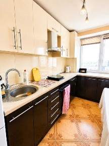 Продам уютную 3-комнатную квартиру на Тополе 3 с капитальным ремонтом. Можно безнал.