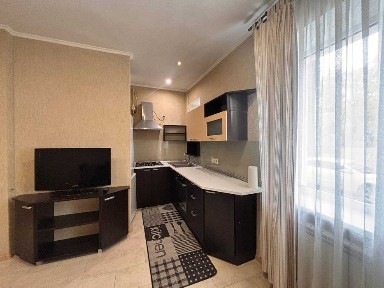 Продаж квартири в центрі, метро Кпі, сталінка, перший поверх, з ремонтом