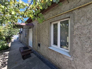 Два будинки в одному дворі