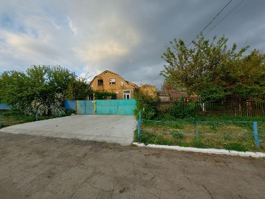 Продам земельну ділянку, з будинком під відновлення.