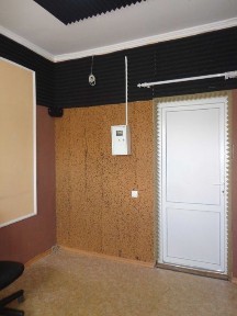 2 поверх Офіс 11 м2 із ПОКРАЩЕНОЮ ЗВУКОІЗОЛЯЦІЄЮ. Обігрів офісу взимку не залежить від Електроенергії. Інтернет оптоволокно (Маклаут).