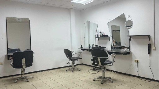 Здається місце для майстра перукаря