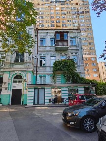 Жилянська, 114 Під виробницво 193м. кв. -120000грн. Ж/Д Вокзал.