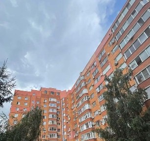 Зигіна поруч зупинка парковка у дворі