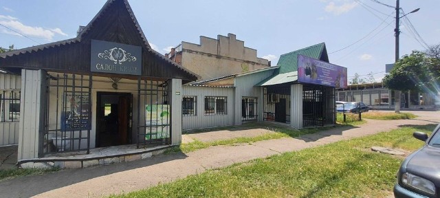 Продаю магазин по вул Достоєвського, біля зупинки.