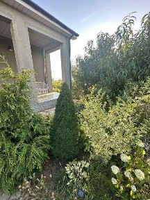 Срочно! Современный одноэтажный дом с двумя спальнями большой гостевой кухней инстаграмным ландшафтным дизайном фотозоной под Одессой на берегу лимана