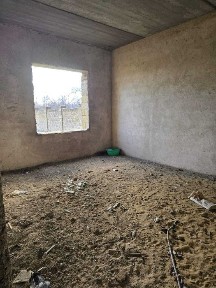 Капитальный крепкий дом коробка в обжитой улице. Усатово