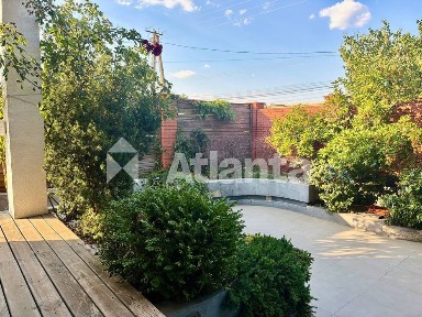 Двоповерховий новий будинок у центрі Нерубайського