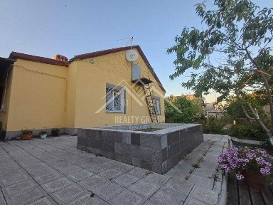 Продаж будинку з ремонтом, з меблями та технікою, басейном та гаражем.