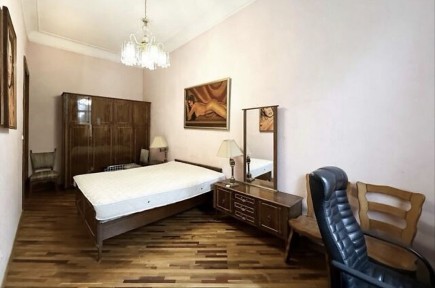 Продам 2х. кв. 2/5 S-61м2. в центре Харькова ст. м. Бекетова
