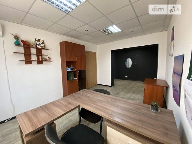 Продаж офісного приміщення 56.3 кв. м. на 1 поверсі на вул. Перемоги, двоповерхова будівля • ID 31150357