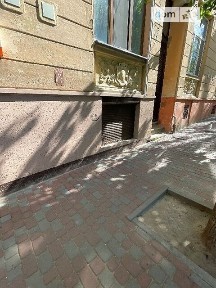 Хмельницького Богдана вулиця, мікрорайон Центр, район Шевченківський, Чернівці, вул. Хмельницького Богдана, триповерхова будівля 23419152