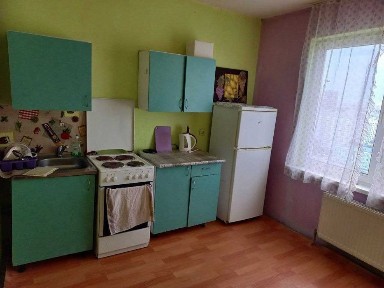 продаж 2х кімнатноі великоі квартири поруч з дарницькою площею