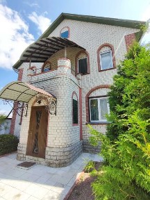 Капітальний двоповерховий будинок у центрі Старого Білоуса/SZ