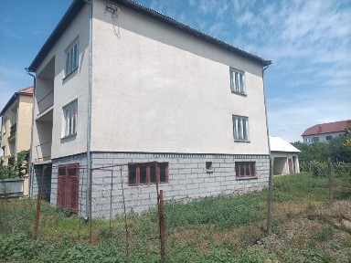 Продаж триповерхового будинку в Береговому - для бізнесу або житло для трьох сімей!