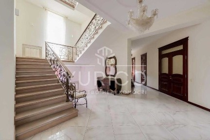 Продаж будинку з басейном. смт. Козин. 912 м. кв. 15 соток. 7 спалень.