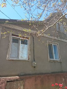 Двухэтажный дом возле озера
