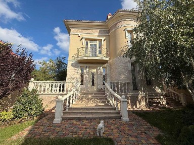 Продам хозяйский дом у моря в Совиньоне - 296 м², закрытый поселок!