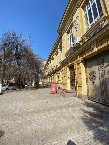 Оренда комерційного приміщення з Open Space, кабінетною системою, цоколем та бомбосховищем.