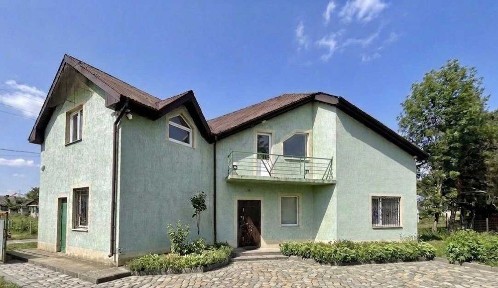 Цегляний 2-поверховий будинок з заїздом з траси КИЇВ-ЧОП