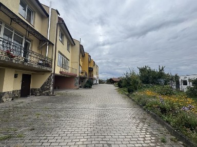Продаж котедж Винники вул. Яворницького, євроремонт, 3 сотки землі.