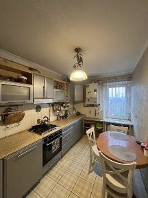 Продаж 4-кімнатної квартири на Кармелюка