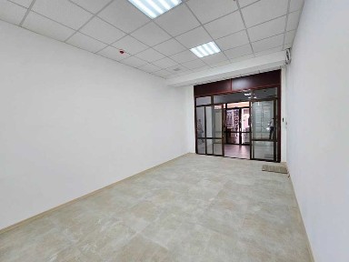Продається торгове приміщення в новозбудованому торговому центрі.