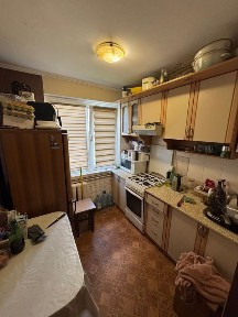 Продаю 2 кім в центрі Хлібна