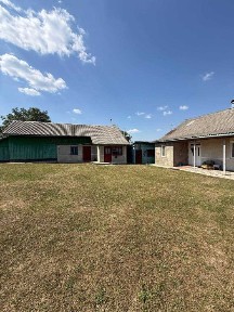 Продається будинок у с. Старі Бросківці з великою земельною ділянкою 60 соток.