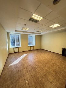 Офіс 27м2, зручне розташування, є парковка для авто