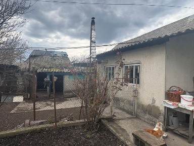 Продаж будинку біля ставка