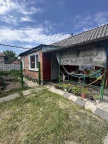 У продажу цегляний будинок поблизу Полтави.