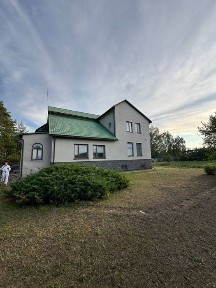 Продаю добротний заміський будинок в мальовничому місці