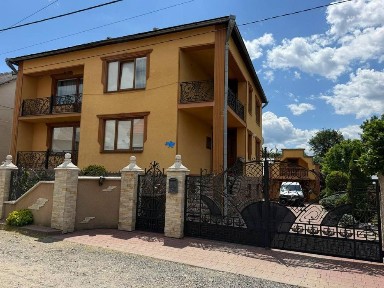 Продаж будинку під Хустом.
