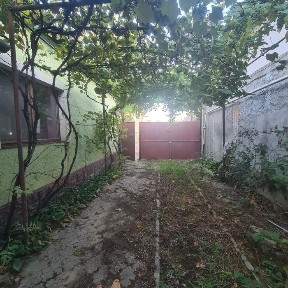 Продається будинок в м. Берегове, неподалік центру.