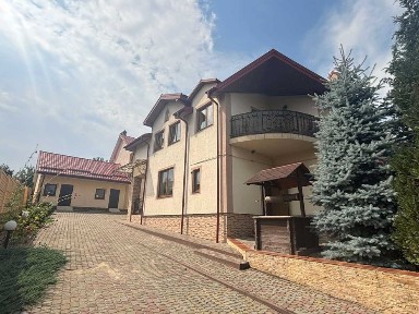 Пропонується в оренду великий окремо стоячий будинок неподалік смт Бібрка