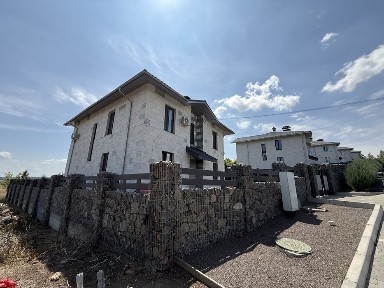 Будинок на березі ріки в В. Корениха