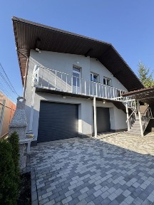 Новий будинок з ремонтом на фасаді під Бізнес (сто, магазин …)