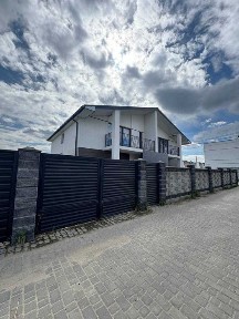 Продаж котеджу 137,8 м² з теплою підлогою, котлом і виконаними чорновими роботами на Щасливому $100 000. Бруківка, паркан, ворота, МІСЬКІ КОМУНІКАЦІЇ