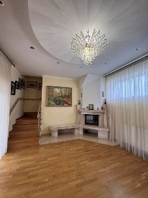 Продається будинок побудований для себе.