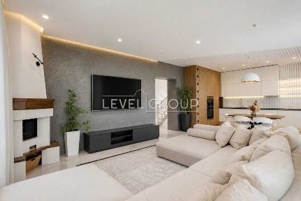 Продаж будинку з басейном у Голосіївському районі | 180 м² | 12 соток | 10 хв до центру