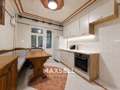 Продам простору 4-кімнатну квартиру на 1-ому поверсі. Просп. Лушпи