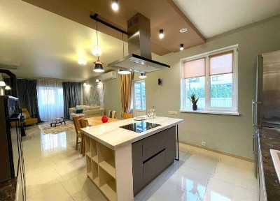 Оренда будинку 245 м², Стадіонна (Жуляни) вул.