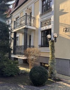 Продам будинок в гарній локації, 375м2, вул. Сельських