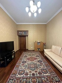 Продаж 2-кімнатної квартири у Австрійському будинку по вулиці Кониського, місто Львів (під бізнес)