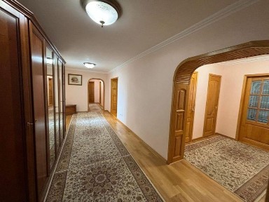 Продаж добротної 4х. кім. квартири/ 139м2/ 863$ м2/ + гараж