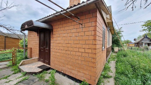 Продам будинок, гараж, земельну ділянку в смт. Клевань, Рівненський район.