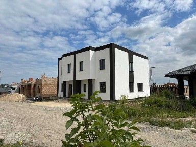 Продам котедж на ділянці 2,4 сот з комунікаціями